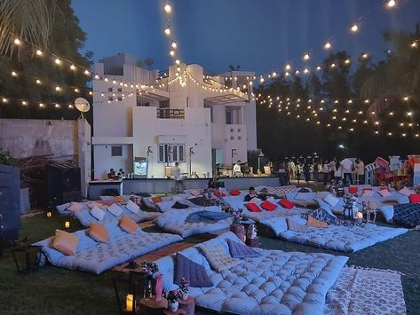 Preppy Movie Theater, Drive In Movie Birthday Party, Backyard Movie Theater, Garden Cinema, Diy Backyard Movie Night, Backyard Theater, Outdoor Movie Night Party, Backyard Movie Night Party, Diy Backyard Movie