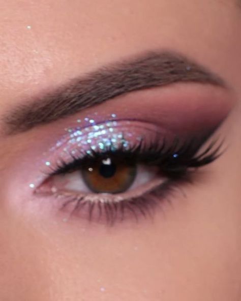 Eye Makeup Shimmer, Bridal Makeup Glam, Christmas Holiday Makeup, Sparkle Eye Makeup, Party Eye Makeup, Glittery Eye Makeup, Glittery Eyeshadow, Shiny Makeup, Makeup Look Tutorial