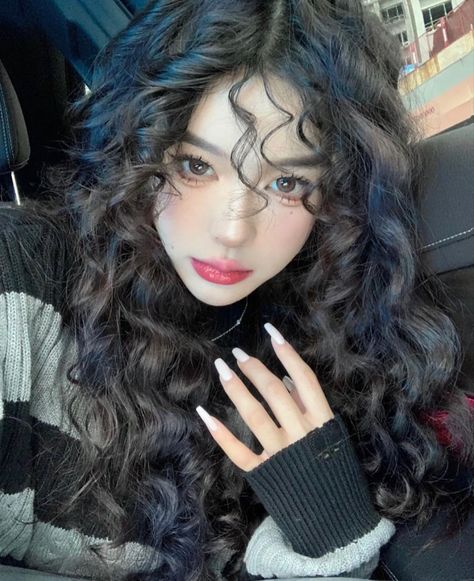 Curly Hair On Asian Women, Asian Women With Curly Hair, Korean Hairstyle Curly Hair, Curly Hair Long Aesthetic, Best Hair Colors For Asian Women, Curly Haired Asian Woman, Curly Hair Ulzzang, Long Curly Black Hair Pale Skin, Korean With Curly Hair