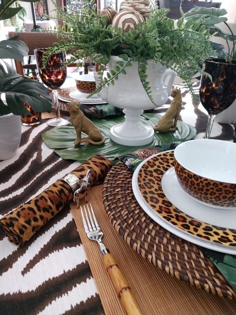 Animal Print Table Setting, African Table Settings Ideas, Safari Tablescape, Table Jungle, Round Dinner Table, Boho Fall Decor, African Interior Design, Animal Print Decor, Glam Table