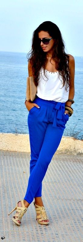 Cobalt baggy pants Electric Blue Pants, Bright Pants, Chique Outfits, Mode Tips, Pant Trends, Mode Casual, Baggy Pants, Elegantes Outfit, New Fashion Trends