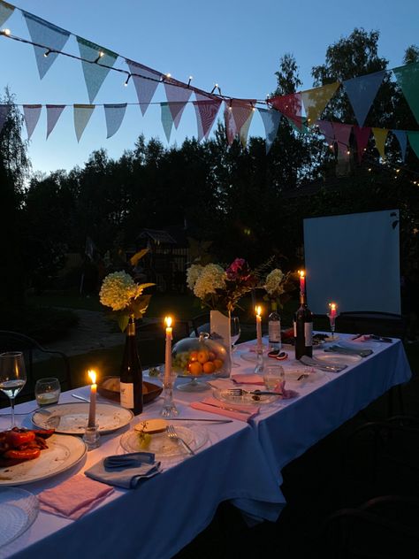 18th Birthday Party Decorations Outdoor, Birthday Party Dinner Decorations, Garden Party Night Decoration, Nighttime Outdoor Dinner Party, Simple Backyard Party Decorations, Fancy Outdoor Party, Casual Party Decor, Birthday In Nature Ideas, Outside Summer Dinner Party