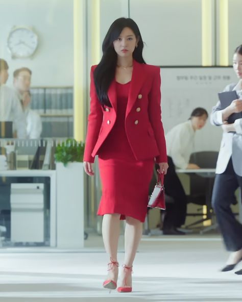 Hong Hae-in's outfits in 'Queen of Tears' is a masterclass in power dressing Kim Ji Won Outfit Queen Of Tears, Queen Of Tears Kim Ji Won, Queen Of Tears Fashion, Queen Of Tears Hong Hae In Outfit, Queen Of Tears Hong Hae In, Hae In Outfit, Queen Of Tears Outfits Kdrama, Queen Of Tears Haein Outfit, Hong Hae In Outfits Queen Of Tears