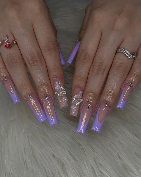 Light Purple Nails Quince, Quince Nails Purple And Gold, Latina Nail Designs Purple, Lavender Butterfly Nails Quince, Purple Birthday Nails Butterfly, Lavender Sweet 16 Nails, Sweet 15 Nail Designs, Repunzle Theme Nails, Light Purple Nails For Quince