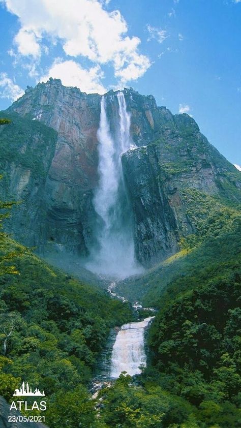 Canaima National Park (Spanish: Parque Nacional Canaima) is a 30,000 km2 (12,000 sq mi) park in south-eastern Venezuela that roughly occupies the same area as the Gran Sabana region. It is located in Bolívar State, reaching the borders with Brazil and Guyana. Angel Falls Venezuela, Belle Nature, Image Nature, Les Cascades, Beautiful Waterfalls, Fall Wallpaper, Fallen Angel, Nature Pictures, Beach Pictures