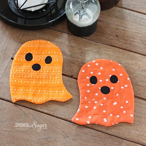 Couture, Tela, Patchwork, Fall Sewing Projects To Sell, Halloween Coasters Diy, Diy Halloween Coasters, Halloween Mug Rugs, Halloween Sewing Ideas, Halloween Pillows Diy