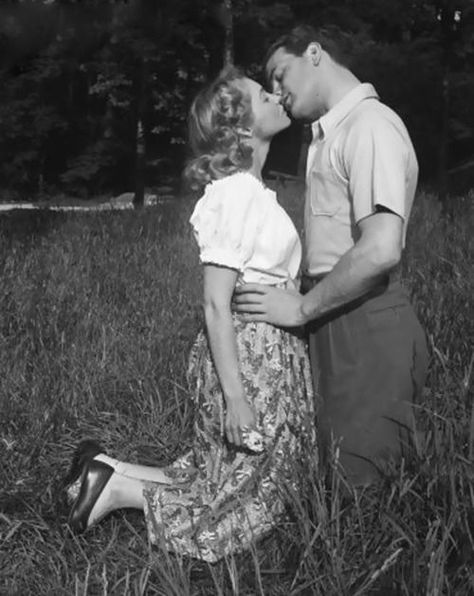 Couple in 1952, adore the way he is holding her waist ! <3 1950s Couple, Couples Vintage, Old Fashioned Love, Image Couple, Vintage Kiss, Couple Kissing, Vintage Couples, Vintage Romance, Foto Vintage