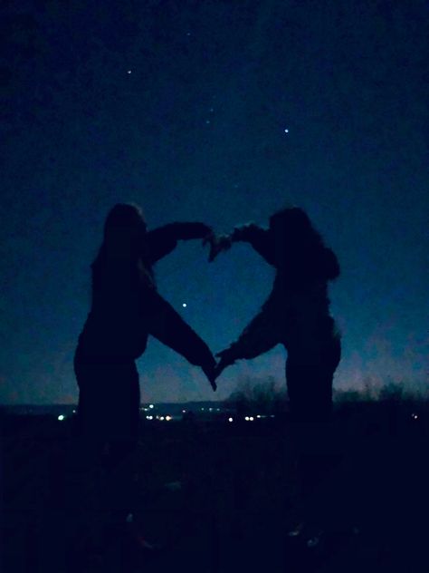 Photos To Take With Your Best Friend At Night, Cute Night Time Pictures, Bff Night Pictures, Aesthetic Night Pictures With Friends, Night Stay With Friends Ideas, Cute Shadow Pictures, Dark Best Friends, Bff Pictures Night, Night Pics With Friends