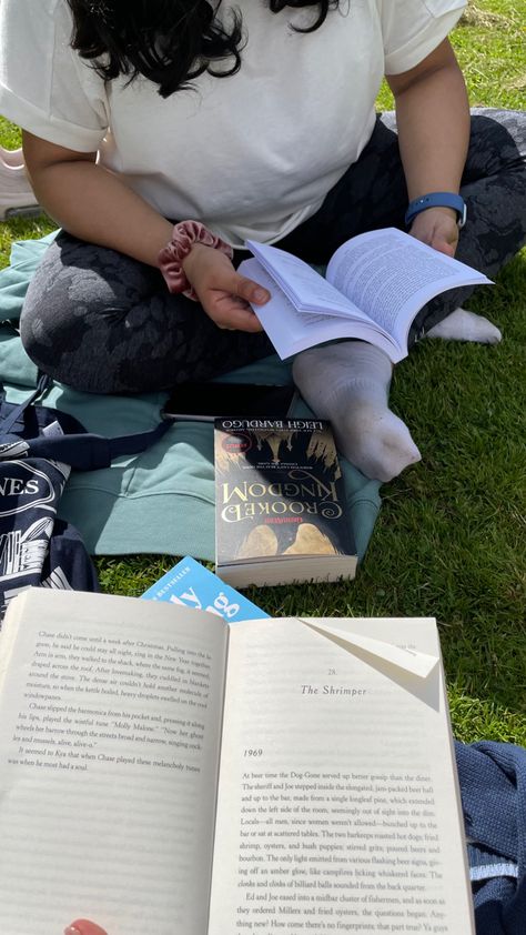 Book Date With Bestie, Book Dates Aesthetic, Reading Dates Aesthetic, Friends Reading Together Aesthetic, Reading Date Aesthetic, Book Date Aesthetic, Reading With Friends, Reading Date, Bestie Book