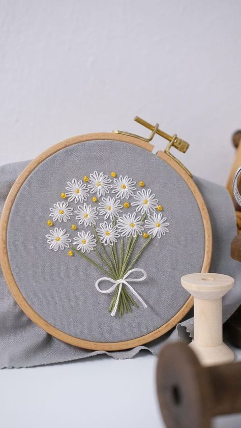 Simple Flower Embroidery Designs, Back Stitch Embroidery, Simple Hand Embroidery Designs, Simple Hand Embroidery Patterns, Desain Tote Bag, Embroidery Hoop Art Diy, Hand Embroidery Patterns Free, Embroidery Lessons, Embroidery Hoop Wall Art
