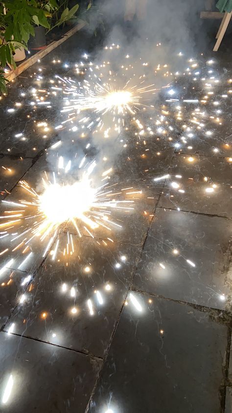 Bonito, Deewali Photography, Diwali Fireworks Photography, Sky Shots Diwali, Diwali Asethic, Diwali Crackers Firecracker, Firecrackers Aesthetic, Diwali Aesthetic Pictures, Diwali Snapchat
