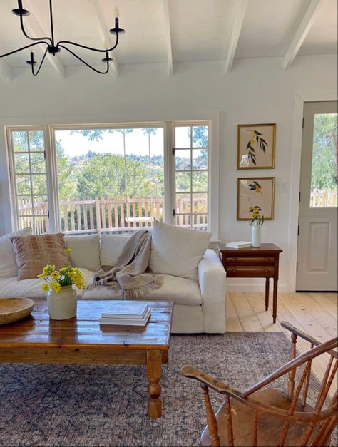 Utah Homes Interior, Vintage Martha Stewart Living, Comfy Living Rooms Ideas, Martha Stewart Interiors, Djerf Avenue Home Aesthetic, Eclectic Living Room Aesthetic, Oversized Armchair Living Room, Transitional Organic Living Room, Hamptons House Decor