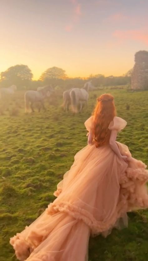 Princess Running Away Aesthetic, Princess Aesthetic Dress, Royalty Aesthetic Princess, Fairytale Dress Aesthetic, Country Life Aesthetic, Retro Summer Aesthetic, Princess Dress Aesthetic, Vintage Princess Aesthetic, Retro Fashion Aesthetic