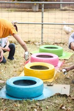 Here's a repurposing project for the birds. In fact, it'll make your backyard chickens veeeery happy. Chicken Bath, Chicken Barn, Chicken Pen, Portable Chicken Coop, Chicken Coup, Dust Bath, Best Chicken Coop, Chicken Coop Designs, Chicken Garden