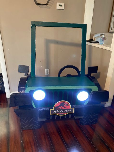 Jeep Photo Booth Jurassic World Entrance Diy, Jurassic Park Party Entrance, Jurassic Park Cardboard Jeep, Jurassic World Diy Decorations, Jurassic Park Photo Booth, Jurassic Park Party Decorations Diy, Jurassic Park Jeep Cardboard, Jurassic Park Party Decor, Jurrasic World Birthday Party Ideas Diy