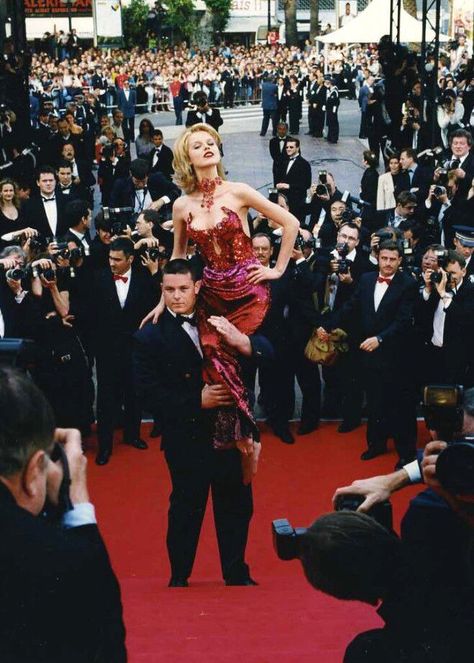 Eva Herzigova at The 49th Annual Cannes Film Festival (1996) Helmut Newton, Red Carpet Aesthetic, Famous Lifestyle, Festival Aesthetic, Eva Herzigova, Cannes Red Carpet, Original Supermodels, American Princess, 90s Models