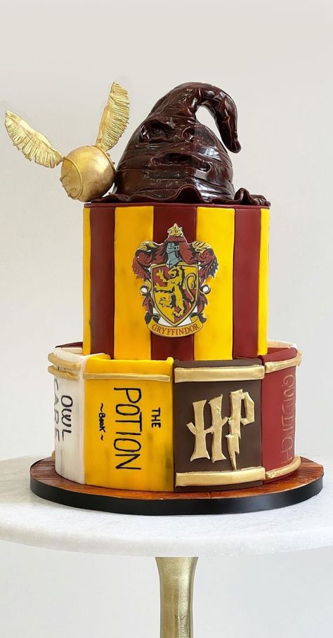 Hermione Granger Birthday Cake, Harry Potter Cake Designs, Harry Potter Themed Cake, Gryffindor Harry Potter, The Golden Snitch, Cake Design Ideas, Harry Potter Birthday Cake, Harry Potter House, Two Tier Cake