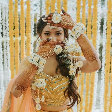 Pandas, Haldi Hairstyles, Mehndi Outfit For Bride, Haldi Ceremony Outfit For Bride, Bridal Floral Jewellery, Haldi Outfits For Bride, Floral Jewellery For Haldi, Haldi Photography Ideas, Haldi Look For Bride