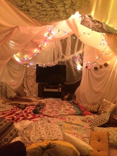 Build A Fort Aesthetic, Giant Blanket Fort, Giant Pillow Fort, Fort Party Ideas, Fort Loft Bed, Mattress In Living Room Date Night, Cozy Pillow Fort, Pillow Fort For Adults, Movie Blanket Fort