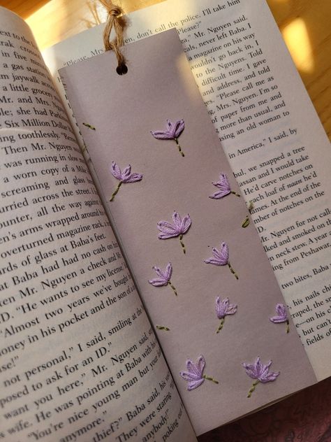 Bookmarks Handmade Embroidery, Embroidered Bookmark Pattern, Simple Bookmarks Diy, Embroidered Things To Sell, Bookmark Embroidery Ideas, Bookmark Embroidery Patterns, Embroider Bookmark, Sew Bookmarks, Sewing Bookmarks