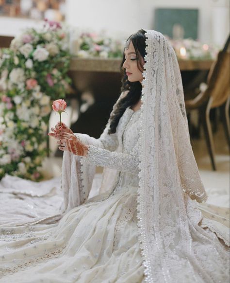 Nikah Outfit, Indian Wedding Poses, Nikah Dress, Wedding Dress Sketches, Bridal Dupatta, Nikkah Dress, Wedding Lehenga Designs, Asian Wedding Dress, Asian Bridal Dresses