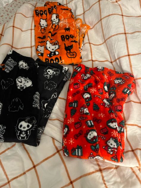 Halloween Pajama Shorts, Couple Pajamas Aesthetic Hello Kitty, Hello Kitty Pjs Halloween, Things To Make Halloween, Halloween Cozy Outfits, Cute Fall Pajamas, Hello Kitty Halloween Pajama Pants, Fall Pj Pants, Cute Aesthetic Pajamas