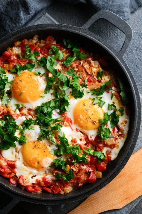 Essen, Tomato Egg Breakfast Skillet, Red Savory Food, Eggs Baked In Tomatoes, Tomato Pepper Recipes, Shashuka Recipe, Tomato Egg Bake, Eggs Dishes, Tomato Eggs