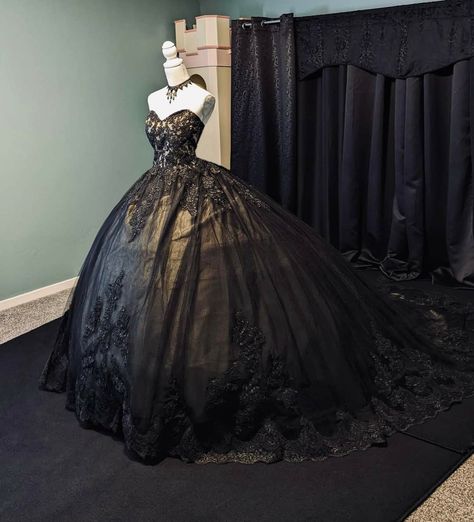 Black Quince Dress, Gold Sweet 16 Dresses, Black Quinceanera Theme, Black Quince Dresses, Vintage Wedding Gowns, Fur Capes, Victorian Queen, Queen Gown, Medieval Theme