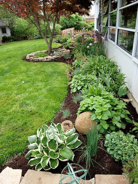 I love the look of this garden - reminds me of my mother-in-laws garden Landscape Designs, Garden Design, Ideas Para Decorar Jardines, Affordable Landscaping, Kebun Herbal, Farmhouse Landscaping, Desain Lanskap, Have Inspiration, The Secret Garden