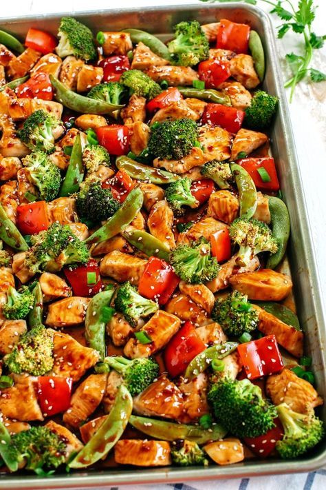 This Sheet Pan Sesame Chicken and Veggies makes the perfect weeknight dinner that’s healthy, delicious and easily made all on one pan in under 30 minutes!  Perfect recipe for your Sunday meal prep too! Sesame Chicken And Veggies, Sheet Pan Sesame Chicken, Resep Vegan, Resep Salad, Chicken And Veggies, Sheet Pan Dinners Recipes, Low Carb Low Fat Recipes, Makanan Diet, Sunday Meal Prep