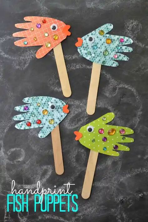 Fish Puppets, Handprint Fish, Craft Handprint, Summer Preschool Crafts, Summer Arts And Crafts, Babysitting Crafts, Summer Camp Crafts, Toddler Arts And Crafts, Preschool Arts And Crafts