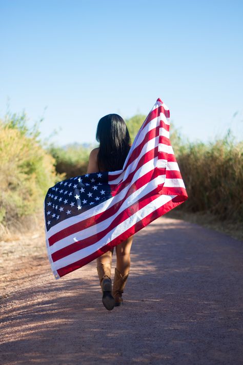 Western Senior Pictures Outfit, Barn Senior Pictures, Western Senior Picture Ideas, Flag Photoshoot, Cowgirl Senior Pictures, Western Photoshoot Ideas, Western Photo Shoots, Country Best Friends, Horse Senior Pictures