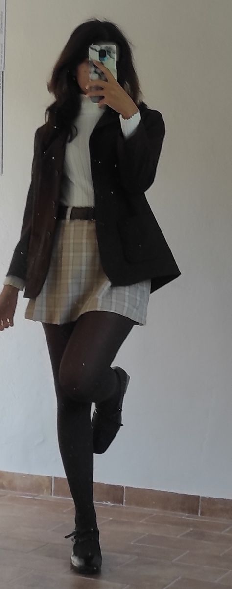 Black Skirt Outfit Aesthetic Fall, Academia Aesthetic Outfit Women, First Day Of School Outfit Dark Academia, Winter Acedamia Outfits, Dark Academia Comfy Outfit, Cute Grunge Fall Outfits, Artsy Outfit Ideas Winter, Old Academia Aesthetic Outfit, Dark Academia Hourglass Outfit