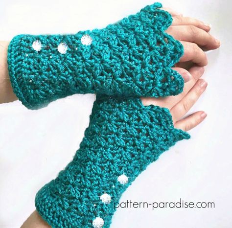 #12WeeksChristmasCAL Glamour Gloves by Pattern-Paradise.com Alana Blanchard, Gloves Free Pattern, Glamour Gloves, Crochet Fingerless Gloves Free Pattern, Crochet Wrist Warmers, Fingerless Gloves Crochet Pattern, Glove Pattern, Crochet Gloves Pattern, Gloves Pattern