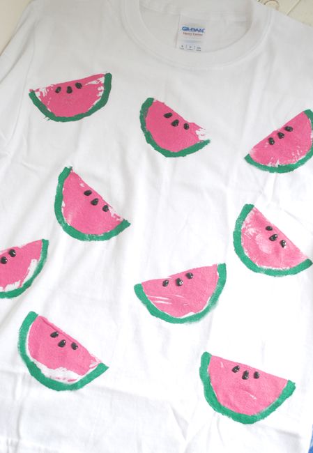 Easy Stamped Watermelon T-Shirt - Design Dazzle Cute Shirt Painting Ideas, Tshirt Painting Easy, Easy T Shirt Painting Ideas, Fabric Painting For Kids, Painting Shirts Ideas, Painting On T Shirts Ideas, Painting Ideas On T Shirt, Pintar Camisetas Ideas, Painting T Shirts Ideas