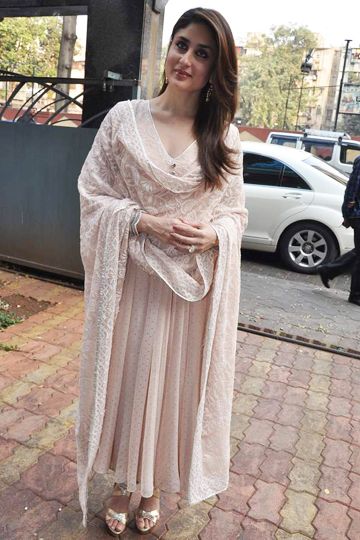 kareena2-jpg Indian Designer Suits, Salwar Kamiz, Kurti Designs Party Wear, Kurta Designs Women, Indian Gowns, Dress Indian Style, Indian Wedding Outfits, Kareena Kapoor, Indian Attire