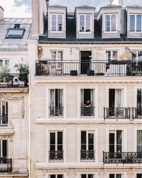 It's Always 'Le Weekend' in Paris Parisian Architecture Exterior, French Apartment Exterior, Paris Facade, Paris Buildings, French Buildings, Weekend In Paris, Parisian Architecture, Parisian Bistro, Hotels In Paris
