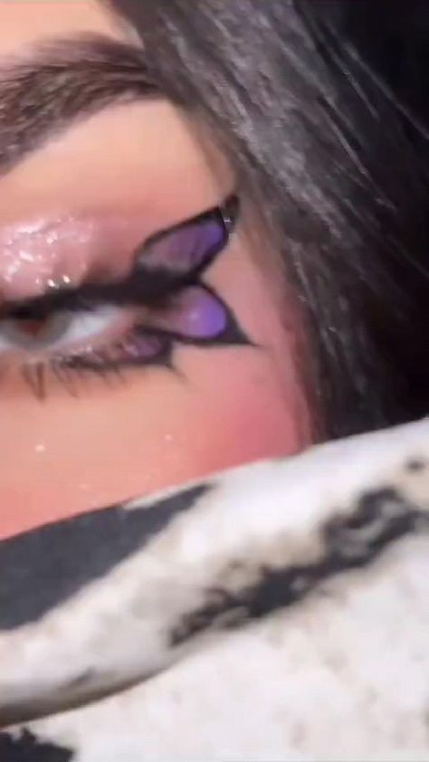 Transform your gaze with this enchanting butterfly-inspired eye makeup tutorial! Dive into vibrant colors and intricate designs that capture the essence of fluttering wings. Follow step-by-step for a mesmerizing look that's as captivating as a butterfly in flight. 🌈👁️ #ButterflyEyes #EyeMakeupTutorial #BeautyMagic #FlutteringWings #MakeupInspiration" Hashtags: #ButterflyEyes #EyeMakeupTutorial #BeautyMagic #FlutteringWings #MakeupInspiration Butterfly Eyes, Butterfly Makeup, Flot Makeup, Cute Eye Makeup, Eye Makeup Techniques, Makeup Artist Tips, Eye Makeup Pictures, Face Makeup Tutorial, Asian Eye Makeup