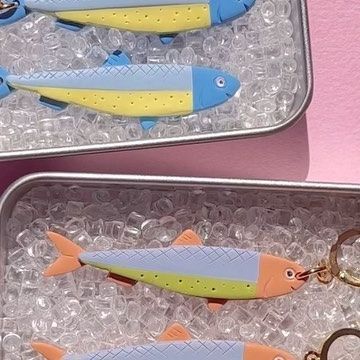 Altar Ware Clay, by Chelsea Woodward on Instagram: "Orders 3629-3643 get a little extra with their fish earrings 🎣 they’ll come in their own tin on ice because getting earrings on cards, while rational and economical, is boring. #weloveatheme #earringcards #tin #tinnedfish #fishgirl #fishgirlfall #miniature #fakefood #artexperience #supriseruined #suprise #fish #sardine #sardines #rainbowtrout #trout #troutofinsta #fishearrings #sardineearrings #troutearrings #handmade #handmadejewelry #clayear Clay Fish Earrings, Clay Sardines, Sardine Earrings, Tinned Fish, Clay Fish, Fish Earrings, Fish Ornaments, Diy Earring, Ceramic Ideas