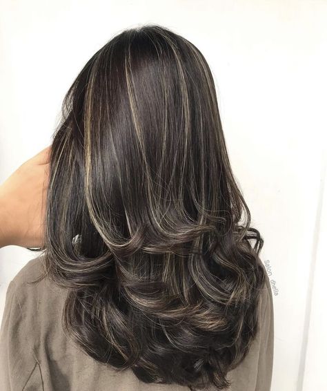 Black Hair Hair Dye Ideas, Highlights For Black Hair Latina, Hair Colors For Black Hair Highlights, Hi Lights On Black Hair, Dark Skinned Hair Color Ideas, Off Black Hair With Highlights, Beige Highlights On Black Hair, Highlights For Darker Hair, Black With Chocolate Highlights