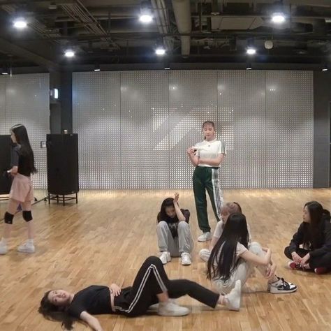 Yg Dance Practice Room, Character Playlist, Yg Trainee, Dance Motivation, Dance Major, Dancer Lifestyle, Bios Para Instagram, My Future Job, Career Vision Board