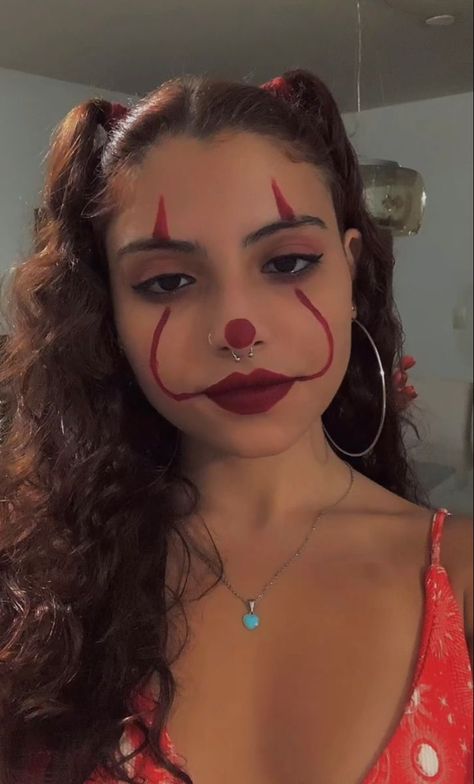 Easy Halloween Makeup Clown, Maquillage Clown Halloween, Idee Outfit Halloween, Clown Easy Makeup, Fantasia Pro Halloween, Simple Makeup Halloween, Clown Make Up Easy, Simple Clown Makeup Easy, Halloween Makeup Inspo Easy