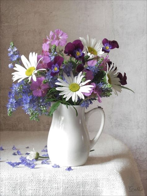 Vase With Flowers, Flowers In Vase, Flowers Vase, Flower Vase Arrangements, Still Life Flowers, Still Life Photos, Vase Arrangements, Arte Inspo, Floral Photography