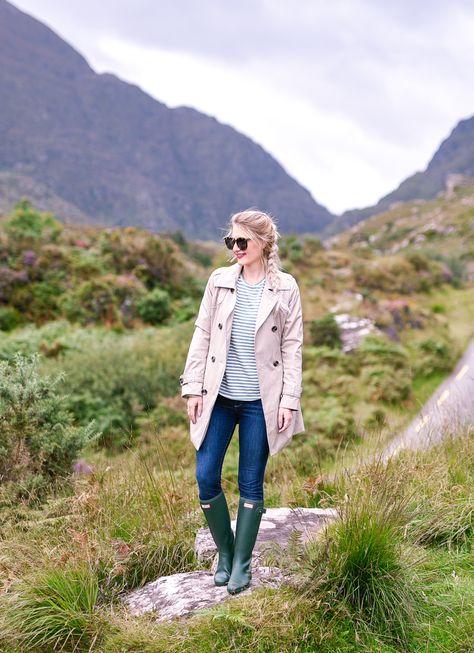 The best spots in Ireland - love this fall outfit for the Gap of Dunloe! Scotland Outfit, Green Hunter Boots, Ladies Wellies, Street Style Casual, Blush Sweater, White Knit Cardigan, Hunter Outfit, Khaki Trench Coat, Casual Ootd