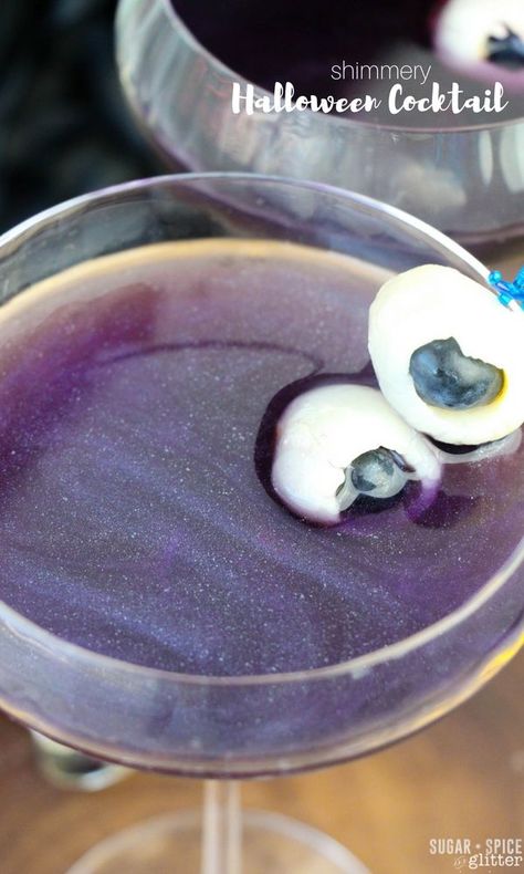 A shimmery and sparkly rum cocktail that looks like a purple night sky with edible eyeballs skewered for a Halloween touch Edible Eyeballs, Vegetarian Halloween, Purple Night Sky, Sparkly Halloween, Pasteles Halloween, Halloween Punch Recipes, Alcoholic Punch Recipes, Purple Drinks, Craft Cocktail Recipe