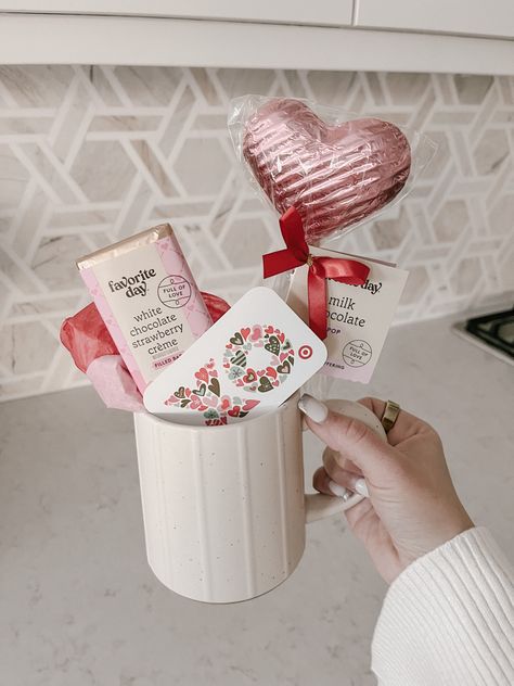 Little Galentines Gifts, Para Valentines Gifts, Teacher Friend Valentine Gifts, Secret Sister Gift Ideas Valentines Day, Valentines Basket For Coworkers, Small Valentines Gifts For Him, Valentine's Gift For Teacher, Valentine’s Day Gifts Friends, Small Friend Christmas Gift Ideas