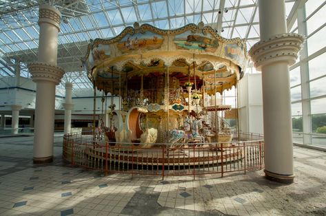 Ruins, Abandoned Mall, Eerie Photos, Abandoned Malls, Dead Malls, Mall Of America, Cosmic Horror, Shopping Malls, Abandoned Buildings