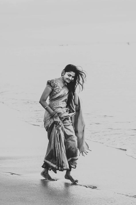 Beach Saree, Indian Poses, Saree South Indian, Western Couples, Bamboo Diy, Bengali Art, Traditional Aesthetic, Photo Stills, Desi Love