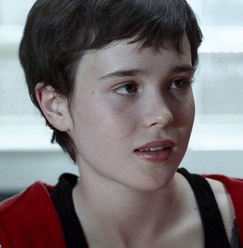 Page Haircut, Elliot Page, Nostalgia 2000s, Ellen Page, Cute Hairstyles For School, My Kind Of Woman, Female Actresses, Young Female, Human Behavior