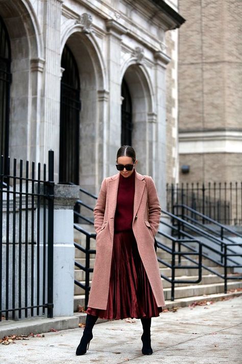 Cute Dinner Date Outfit, Dinner Date Outfit Ideas, Pretty Dinner, Effortlessly Pretty, Dinner Date Outfit, Estilo Meghan Markle, Date Outfit Ideas, Pink Wool Coat, Brooklyn Blonde